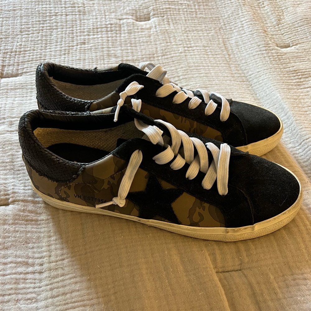 Camo sneakers with black star- size 10
